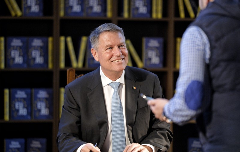 Parlamentul a votat o aberație: legea lecturii. Iar Iohannis a semnat-o ca primarul. Citiți și vă cruciți!