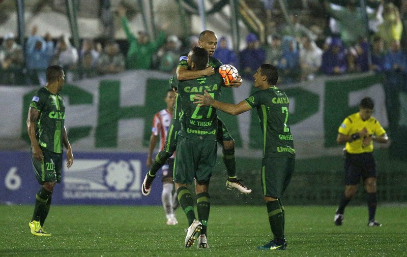 Avion prăbușit în Columbia. Delegația echipei Chapecoense, obligată să schimbe o cursă charter cu una de linie