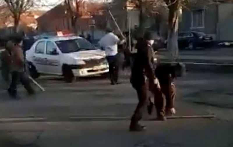 Rețineri după bătaia din Calafat, în care un poliţist a fost lovit de unul dintre scandalagii