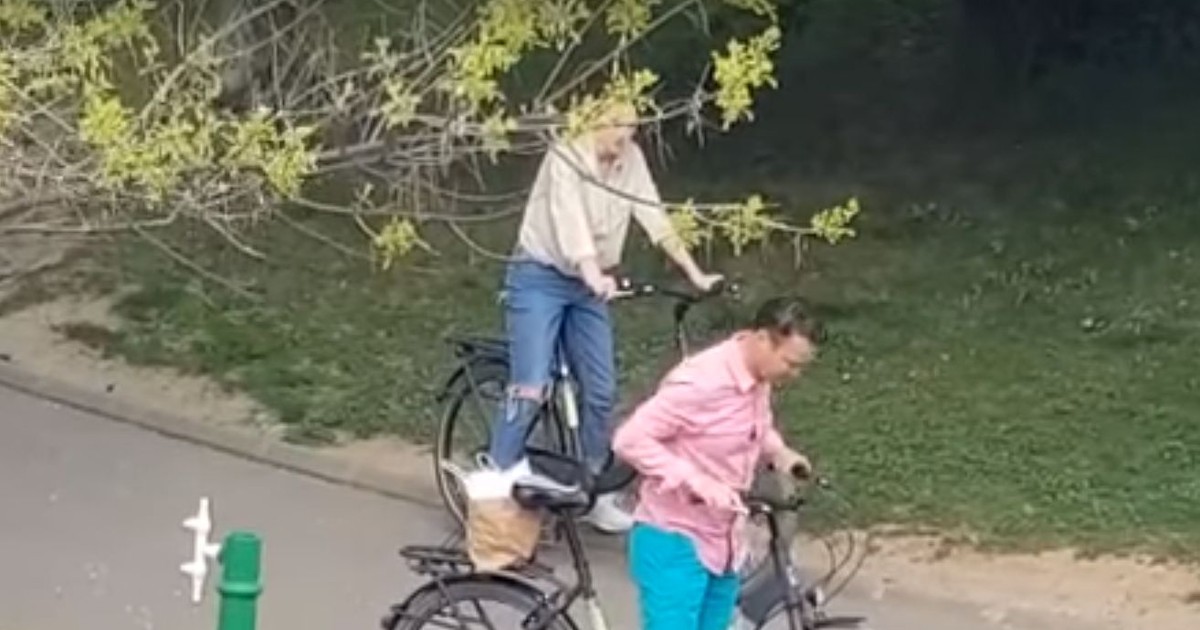 Robert Negoiță cu bicicleta în parcul IOR