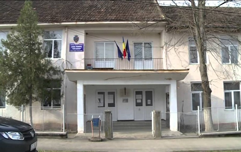 Un tânăr care a sunat și a spus că este o bombă la liceul din Bocșa a fost descoperit. Motivul incredibil pentru care a făcut acest gest