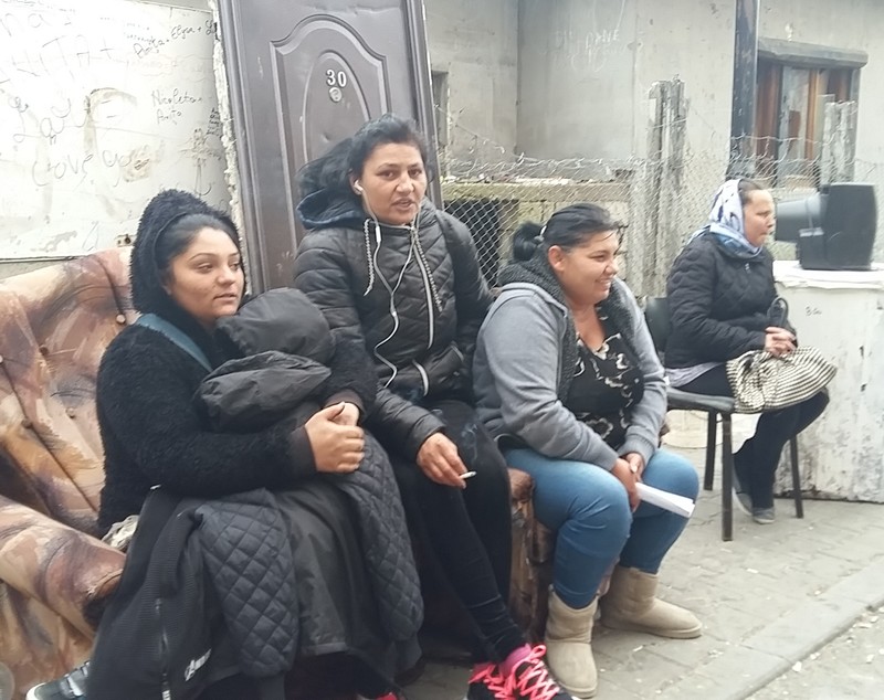 VIDEO REPORTAJ/ Evacuare cu scandal din blocul "Turturica", la Alba Iulia: „Suntem aruncaţi în stradă ca nişte şobolani”| GALERIE FOTO