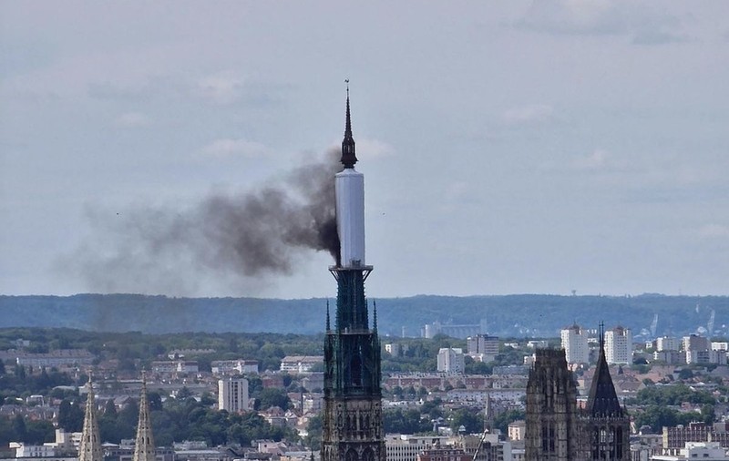 Incendiu la catedrala din Rouen: turla monumentului, datând din 1825, cuprinsă de flăcări