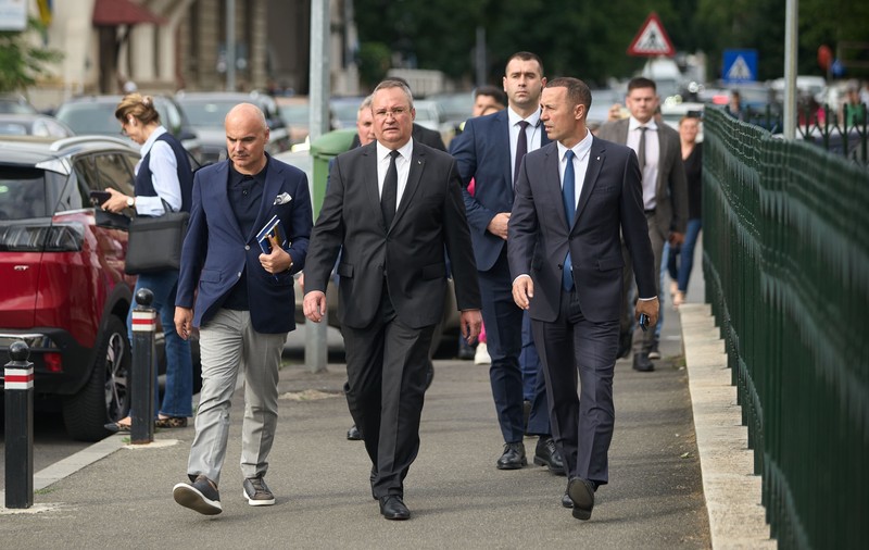 Ciolacu anunță că PSD nu îl susține pe Iulian Dumitrescu, cercetat pentru corupție, la șefia CJ Prahova. Ciucă evită un răspuns direct
