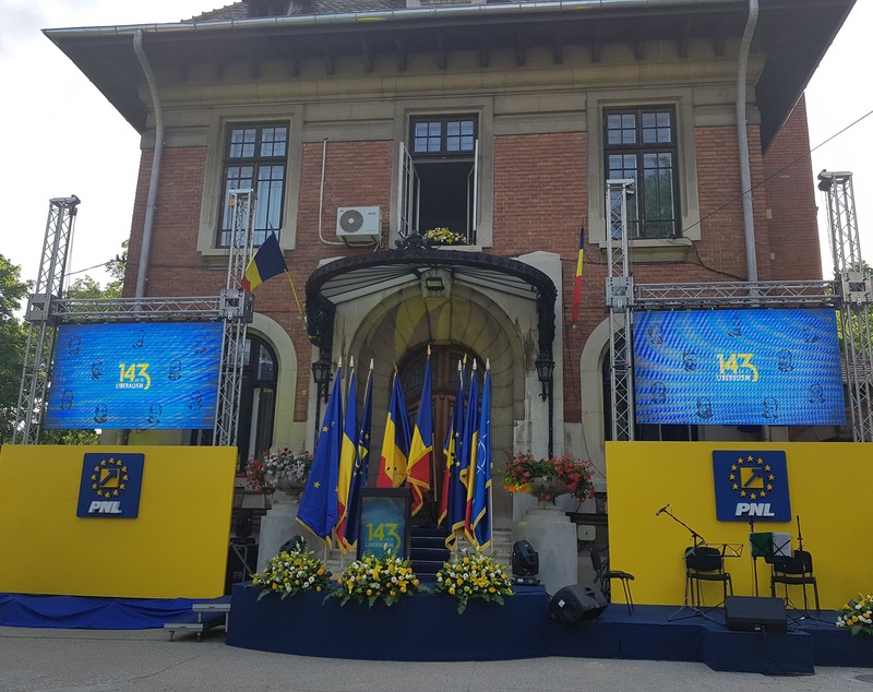 REPORTAJ / PNL a aniversat 143 de ani în grădina sediului central, cu cântece despre unire; Orban, mesaj de unitate (PNL)