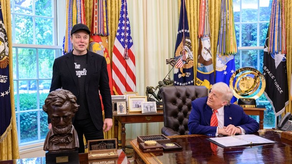 30 mai 2025, SUA, Washington: Elon Musk, consilierul miliardar din domeniul tehnologiei, stă alături de președintele SUA, Donald Trump, în timpul conferinței de presă de rămas-bun a lui Musk, organizată la Casa Albă.