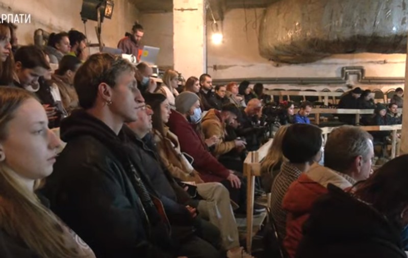 Teatru în vreme de război. O trupă de actori continuă să joace într-un buncăr, la Ivano-Frankivsk