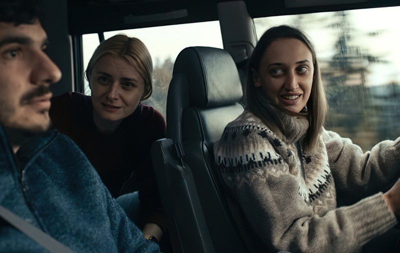 Un film de cinci stele. „Întregalde ” - povestea clasei de mijloc plecate să salveze lumea