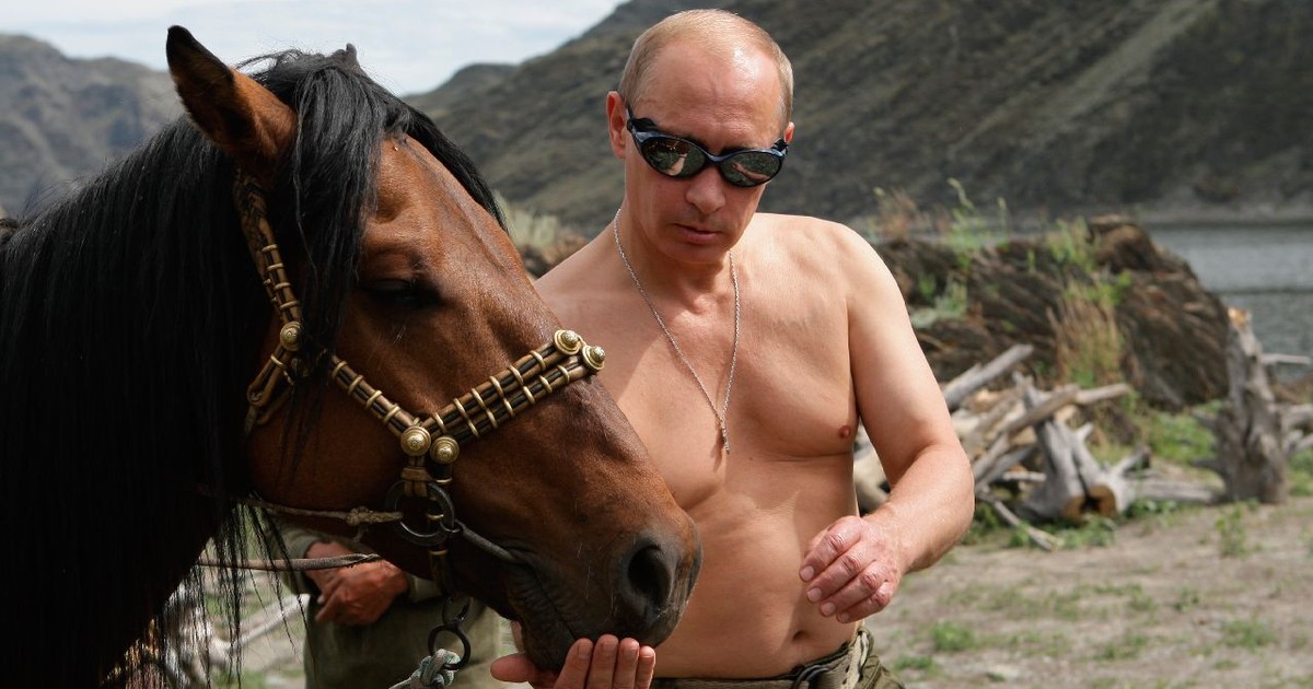 Vladimir Putin, la bustul gol, ținând un cal de hățuri
