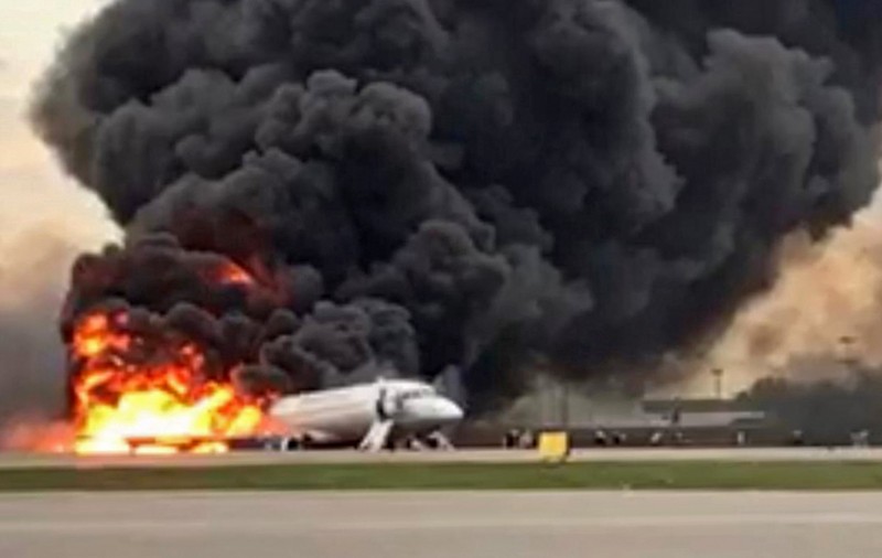 Catastrofa aviatică de la Moscova din mai, provocată de un fulger care a dezactivat pilotul automat. Erorile umane au înrăutățit situația