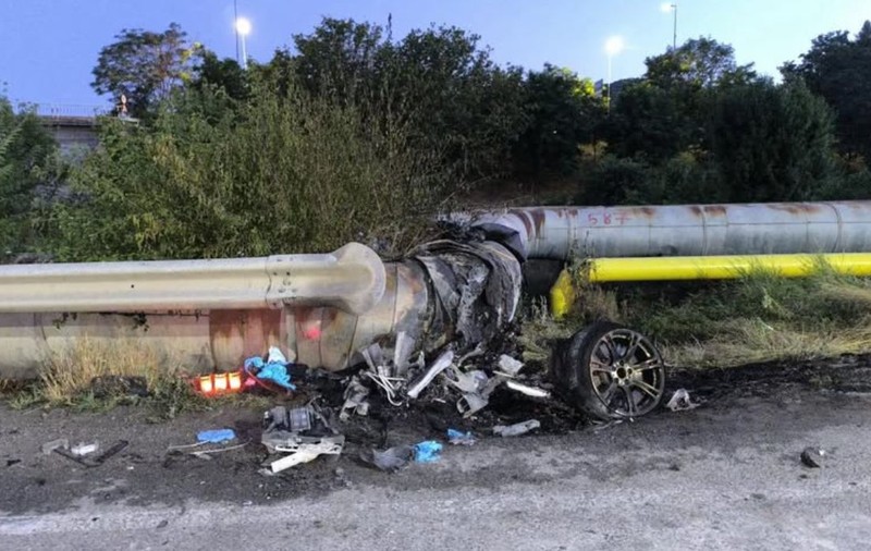 Doi tineri au murit carbonizați în mașină, după ce au fugit de polițiști și s-au izbit de o conductă de termoficare din Râmnicu Vâlcea | VIDEO