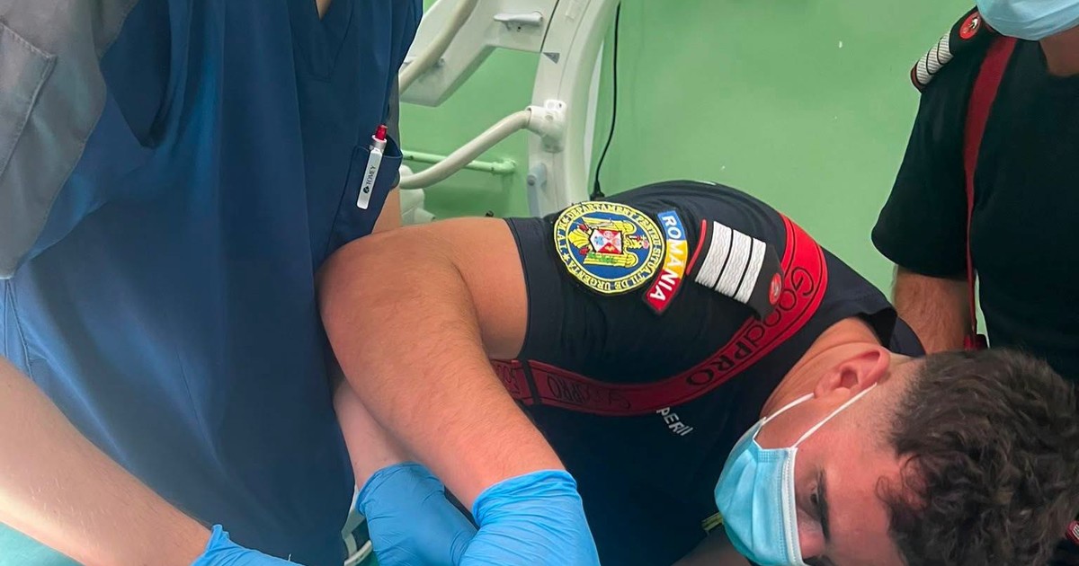 Un copil de doar doi ani a ajuns la spital cu mâna prinsă într-o mașină de tocat. Ce au fost nevoiți pompierii să facă în sala de operație. Sursă foto: Facebook/DSU.