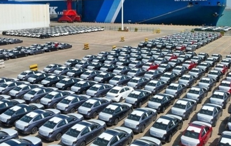 Un port european s-a transformat într-o imensă parcare auto, din cauza tarifelor impuse de Donald Trump