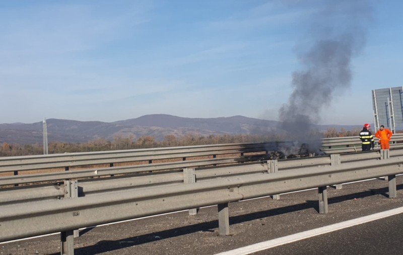 O mașină a ars complet pe A1, în dreptul localității Orăștie, iar două mașini s-au ciocnit pe sensul opus