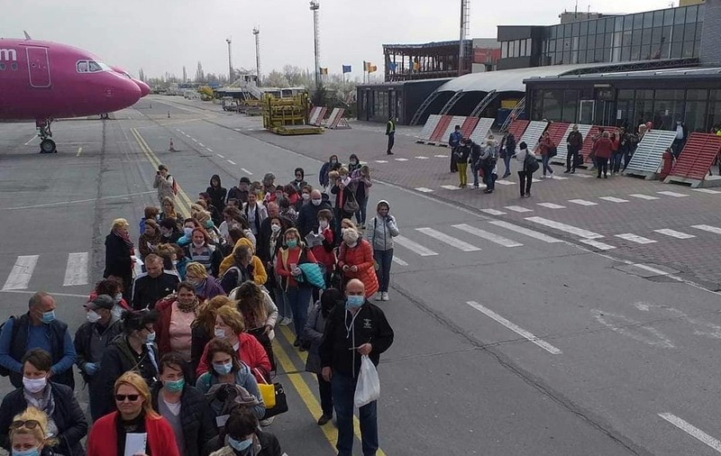 Interesele din spatele zborurilor private care duc sute de îngrijitoare din România la muncă în Austria, în plină pandemie. Oficial, sunt „repatriate”