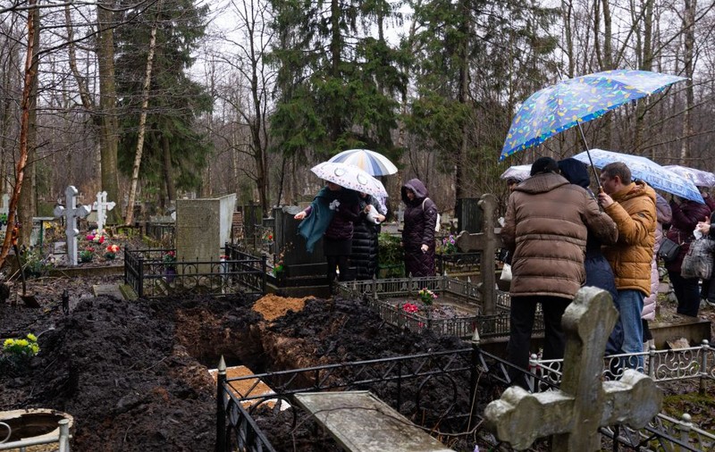 Două persoane cu COVID-19 au participat la o înmormântare, în Caraș-Severin. Una dintre ele a împărțit pachete cu alimente