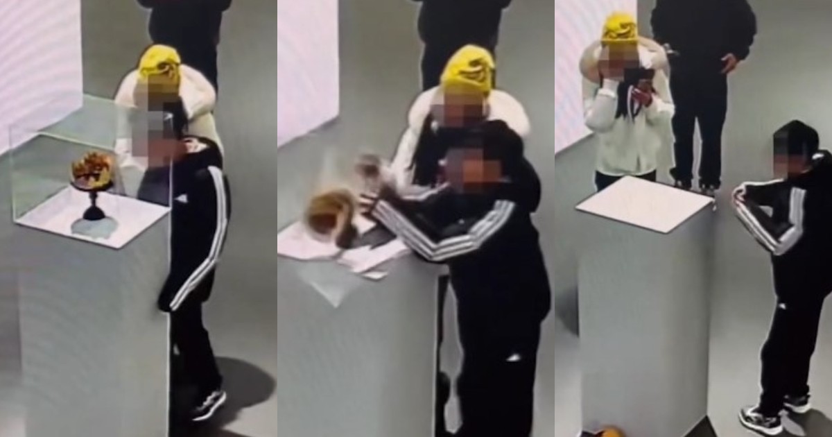 Un colaj din trei poze în care este înfățișat un copil alături de mama lui, în timp ce se joacă lângă vitrina în care este expusă coroana