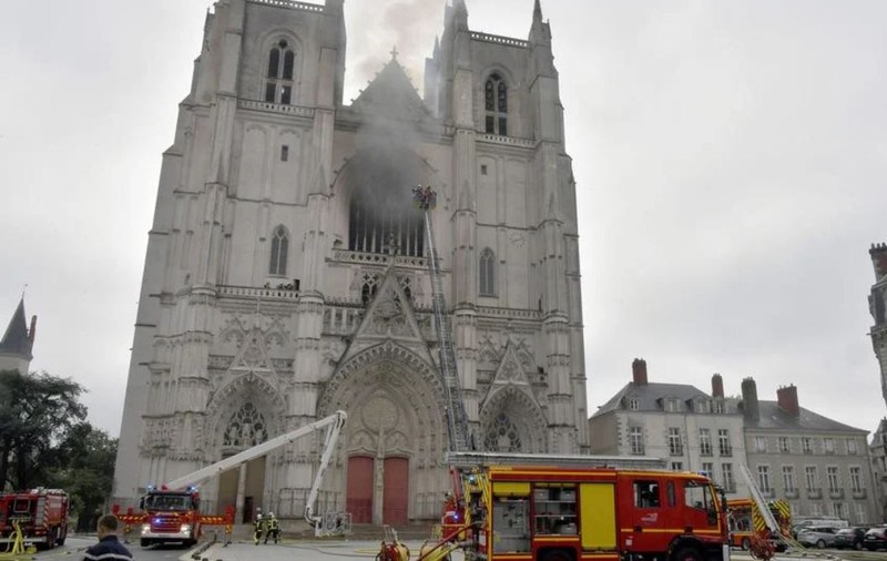 Un preot francez, ucis de un bărbat aflat în control judiciar, după ce anul trecut a incendiat o biserică
