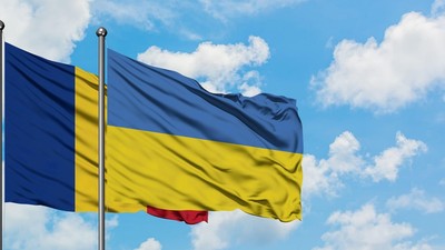 Steagul ucrainean (în prim-plan), expus alături de cel românesc. Imagine cu caracter ilustrativ Foto: Profimedia