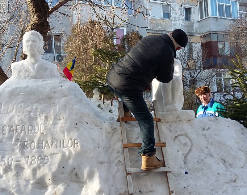 Bustul lui Eminescu și Cumințenia Pământului între blocurile din Galați GALERIE FOTO