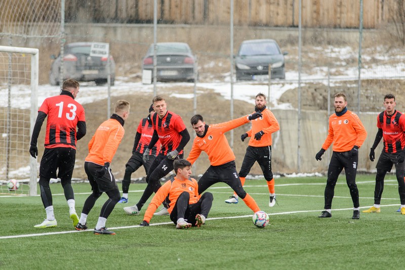 La un meci amical al echipei harghitene. Jocul s-a disputat pe terenul sintetic din spatele Colegiului Marton Aron. Foto: FK Csíkszereda