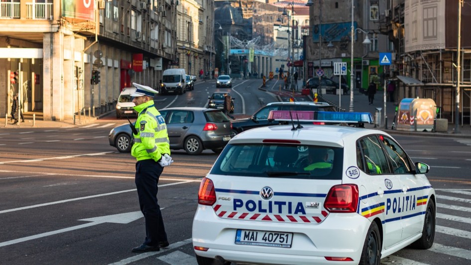 Un polițist în intersecție în București