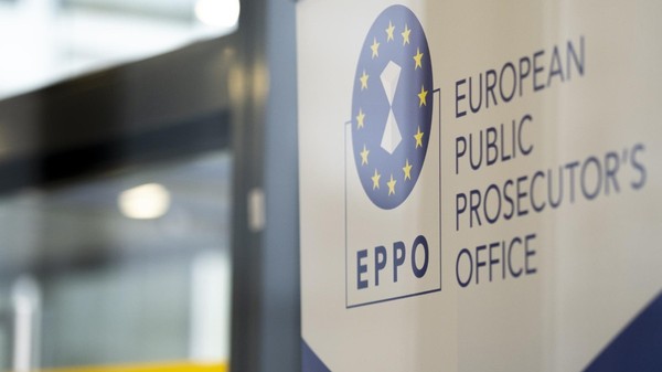 Imaginea prezintă un panou cu sigla și numele Parchetului European (EPPO – European Public Prosecutor's Office), amplasat la intrarea într-un sediu oficial.  