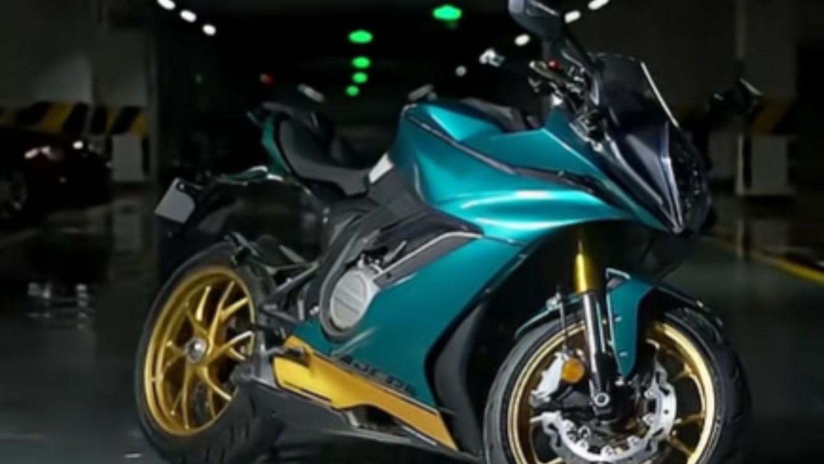 Modelul Jedi K750, o motocicletă de producție chinezească. Această motocicletă are un exterior turcoaz metalizat și jantele aurii.