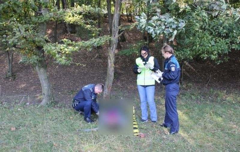 O fată de 13 ani din Vrancea, găsită spânzurată cu o eșarfă de un pom
