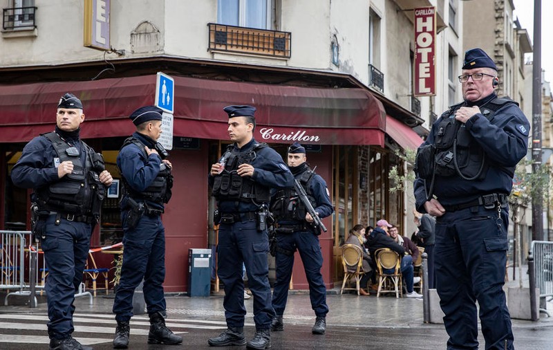 Luare de ostatici în Paris: Un bărbat înarmat cu un cuțit a capturat două femei. Negocieri, în desfășurare de mai bine de 5 ore