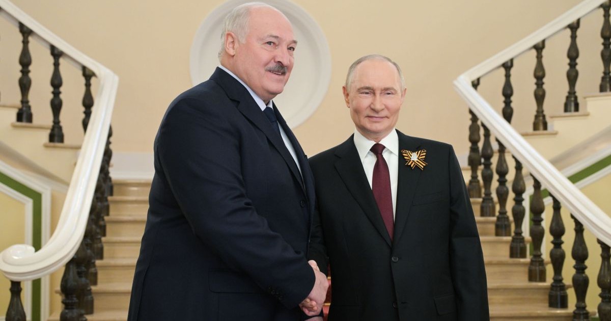 Președintele Rusiei, Vladimir Putin, îl salută pe președintele Belarusului Alexander Lukașenko, la Kremlin, înainte de parada militară dedicată Zilei Victoriei