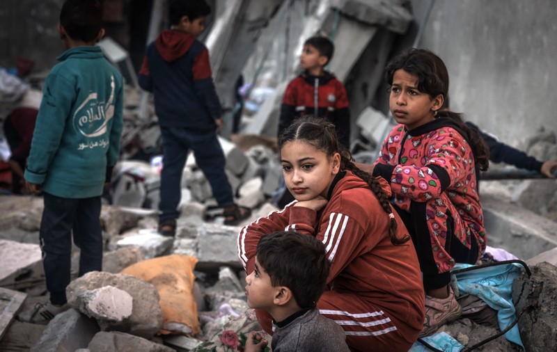 Prețuri foarte mari la alimente, supraaglomerare acută. Oamenii refugiați la Rafah, în Gaza, povestesc că au ajuns să cerșească: „Copiii au cerut portocale". VIDEO