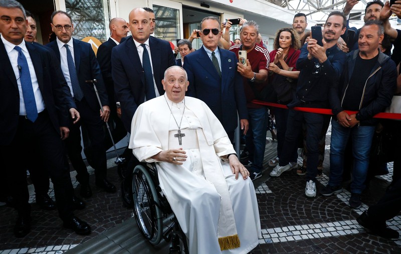 Papa Francisc a fost externat la nouă zile de la operație. Suveranul Pontif, întâmpinat de credincioși în fața spitalului