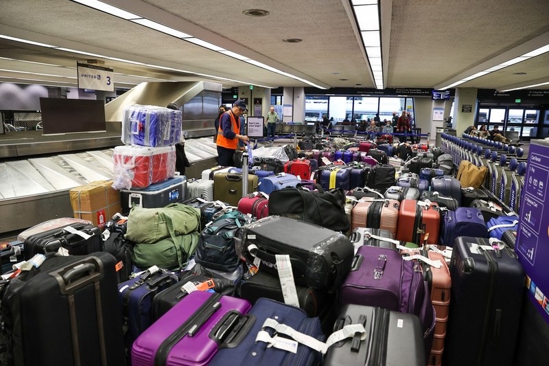 Haos pe Aeroportul Internațional din San Francisco International Airport, unde angajații încearcă să gestioneze bagajele sutelor de oameni ale căror zboruri au fost anulate | Foto: Profimedia