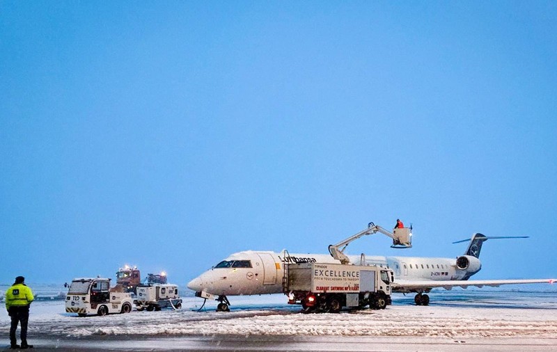 Un avion cu pasageri care venea din Germania nu a putut ateriza la Sibiu, din cauza vântului puternic