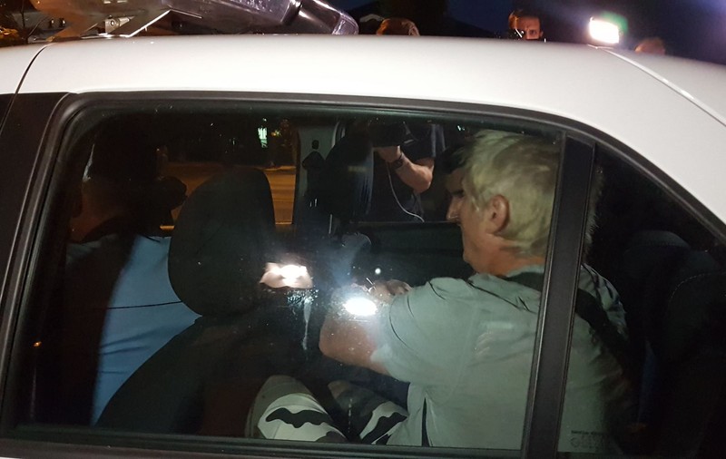 VIDEO | Protestatarul Marian Moroșanu, zis Ceaușescu, a fost încătușat în fața sediului PSD! „Mi-e rău, m-ai apăsat pe inimă!”