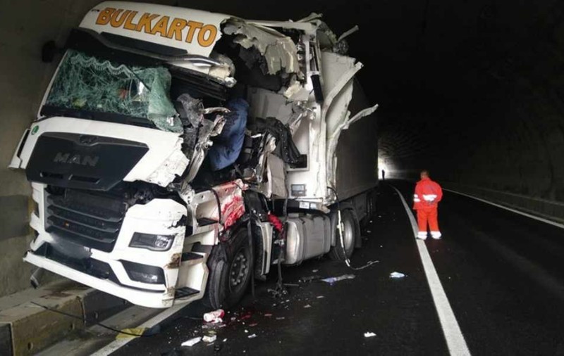 Accident grav între două TIR-uri, în tunelul Bahna din Mehedinţi. Unul dintre șoferi, rămas încarcerat între fiarele cabinei 