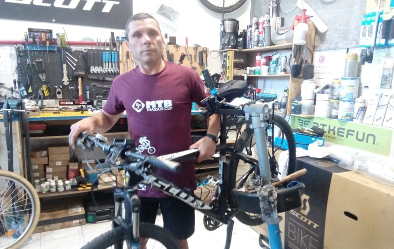 REPORTAJ: Un gălăţean şi-a transformat pasiunea pentru ciclism într-un mod de viaţă: "Prima mea bicicletă a fost Pioner, roşie, luată de tata"