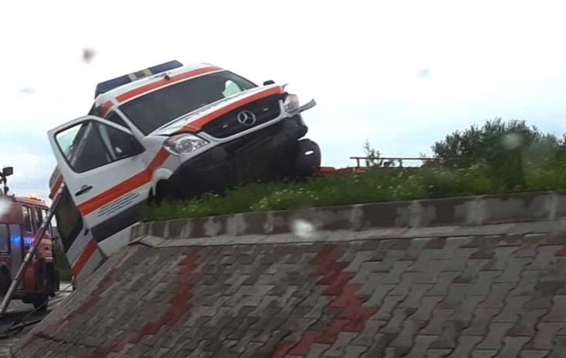 VIDEO/ O ambulanţă care transporta o pacientă la spital a fost implicată într-un accident, în judeţul Bihor