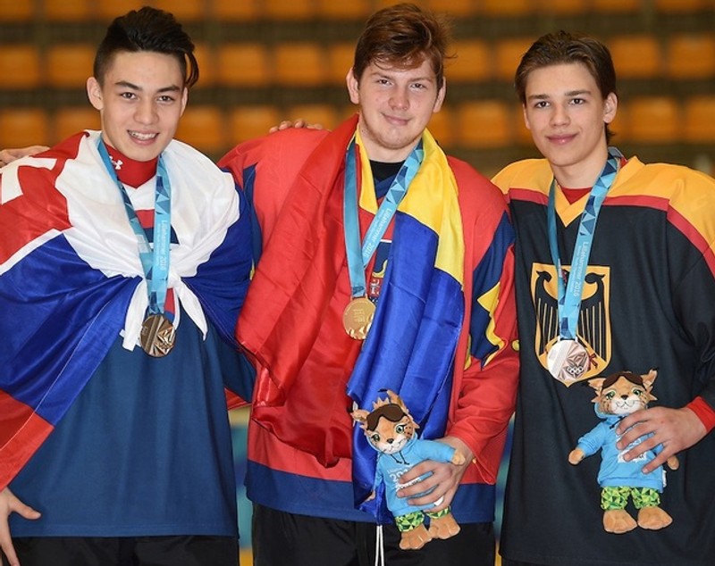 N-avem patinoare, dar avem rezultate! Hocheistul Eduard Cășăneanu, aur la îndemânare, la JO de Tineret de la Lillehammer! A treia medalie din istorie la jocurile de iarnă sub egida CIO