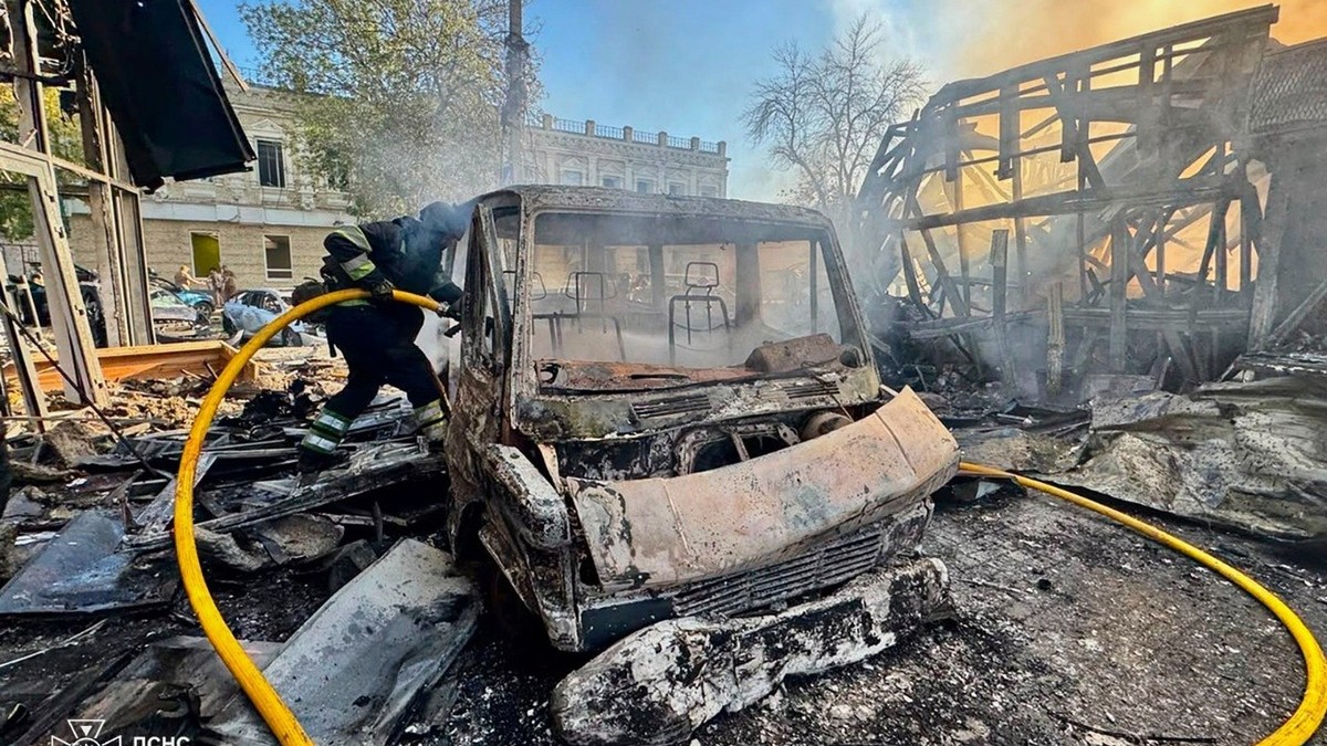 Pompierii ucraineni intervin la locul atacului aerian de la Pavlohrad Sursa foto: Profimedia