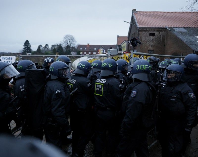 Confruntări între activiștii climatici care se opun extinderii unei exploatări de lignit și poliția care încearcă să-i evacueze, în Germania