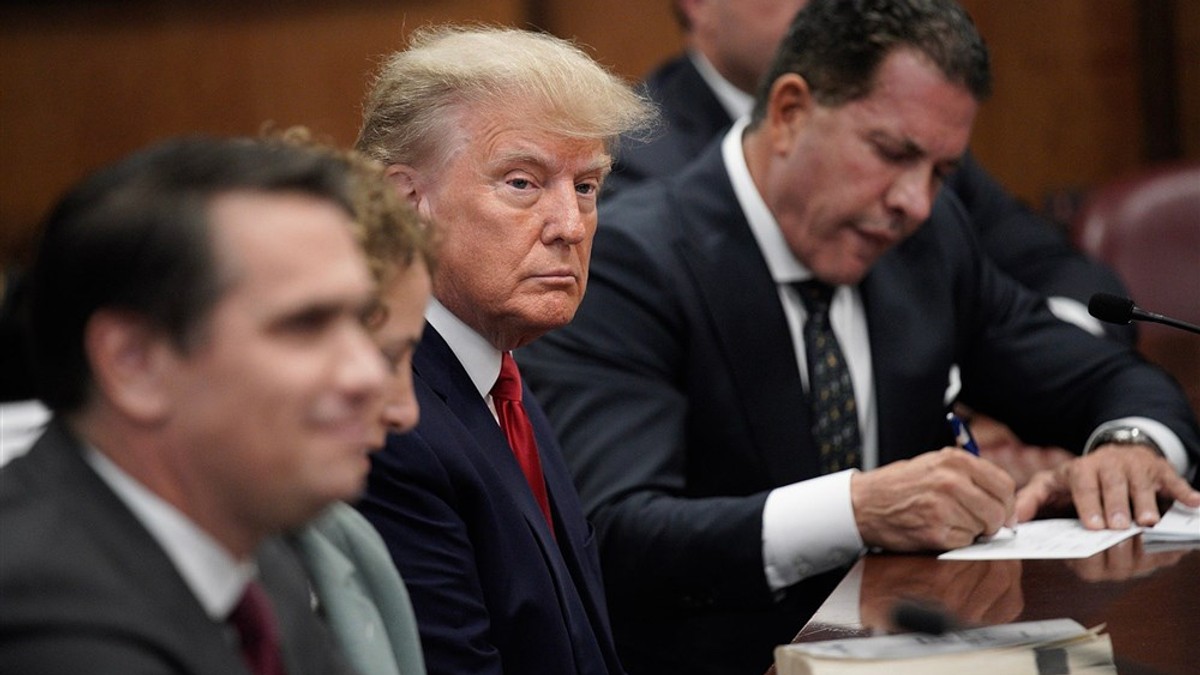 Donald Trump, în sala de judecată din New York, unde i s-au adus la cunoștiință acuzațiile Foto: EPA