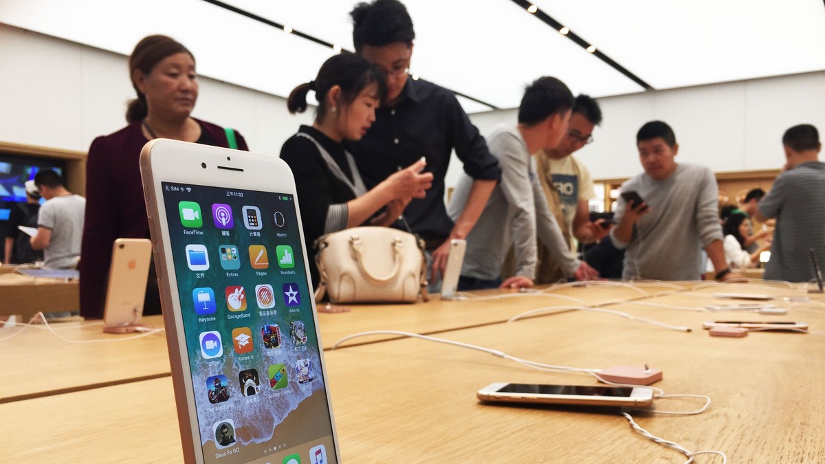 Avertisment: Producția de cipuri, ecrane și baterii pentru electronice ar putea scădea din cauza coronavirusului din China. iPhone într-un magazin Apple