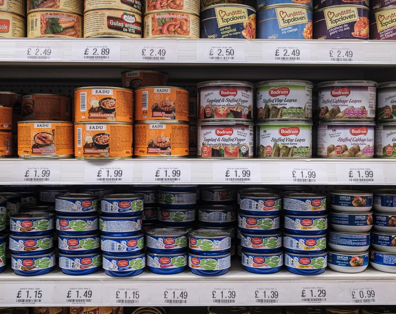 Sărbători departe de casă. La magazinul românesc dintr-un oraș din Marea Britanie, românii simt dorul. „Suntem cu inimile împărțite”