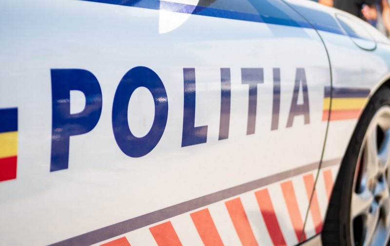 O mașină de poliție parcată