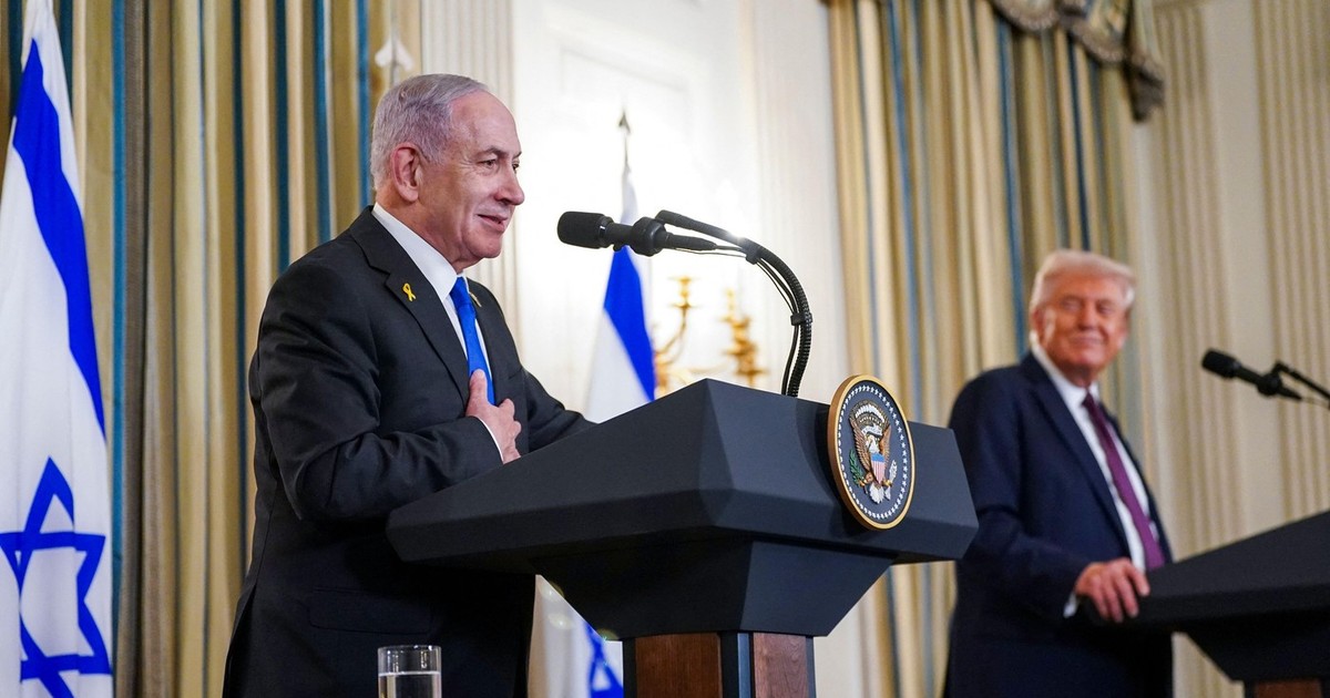 Benjamin Netanyahu (stanga) și Donald Trump (dreapta), la costum, tin o conferinta de presa