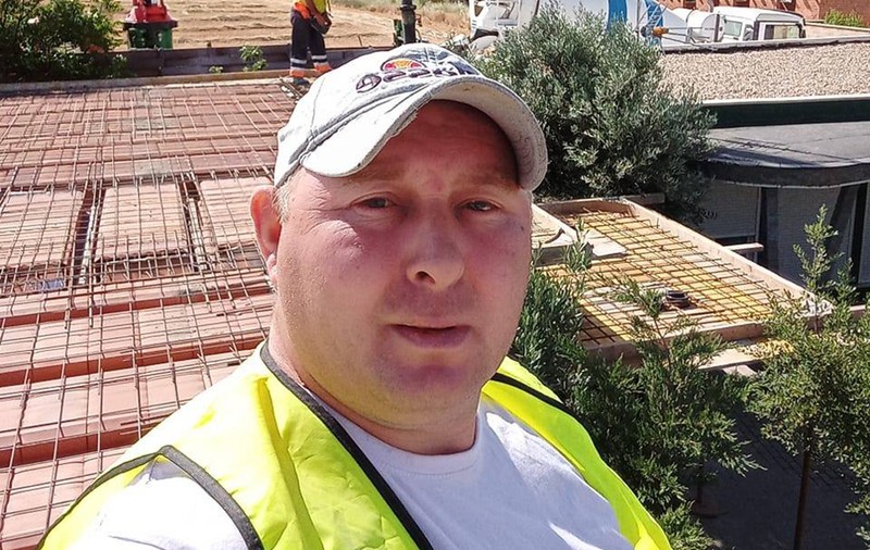 Suspectul căutat în cazul fetiței ucise și ascunse în canapea a fost cercetat 4 ani de procurori pentru că a bătut o altă fată, până a băgat-o în spital. Cum a scăpat necondamnat