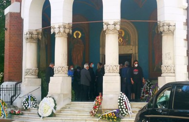 15 persoane așteaptă în fața bisericii Visarion, unde are loc slujba de înmormântare a lui Ion Caramitru. Toată lumea poartă mască de protecție, pentru a respecta regulile sanitare pe timpul pandemiei de COVID-19