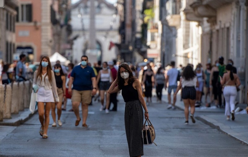 Ce ne va ajuta să învingem pandemia. Opinia unui profesor universitar britanic